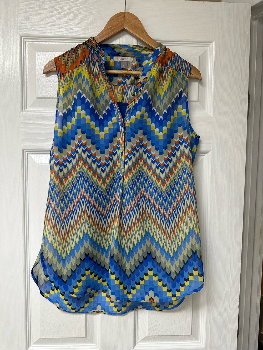 Roz & Ali Blue Multicolor Chevron Sleeveless Blouse